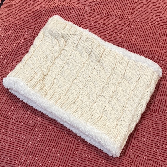 Faux sherling Infinity Cozy Cream Cable Knit Scarf - Picture 3 of 11